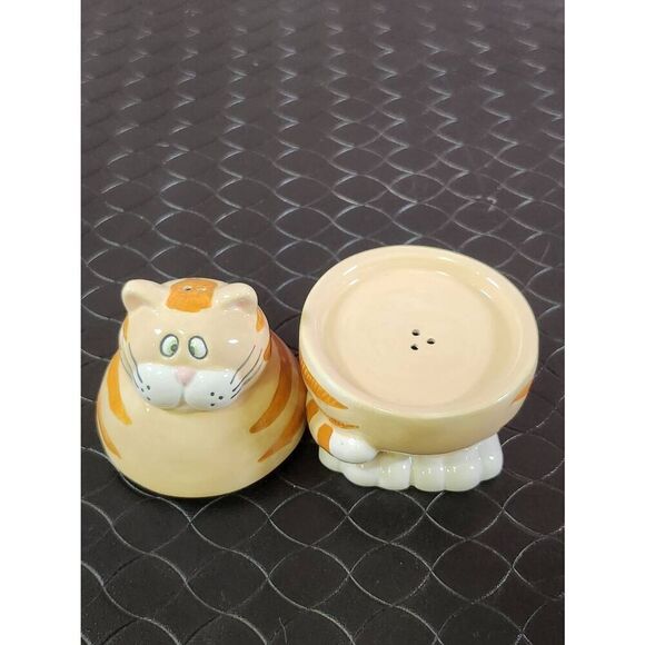 Bella Casa by Ganz Salt and Pepper Shaker Tabby Cat - Picture 5 of 7
